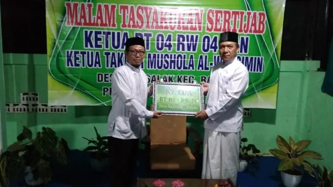 Sertijab Ketua RT 04 RW 04 dan Takmir Musholla Al Warsimin Kalisalak Berlangsung Khidmat dan Penuh Kekeluargaan
