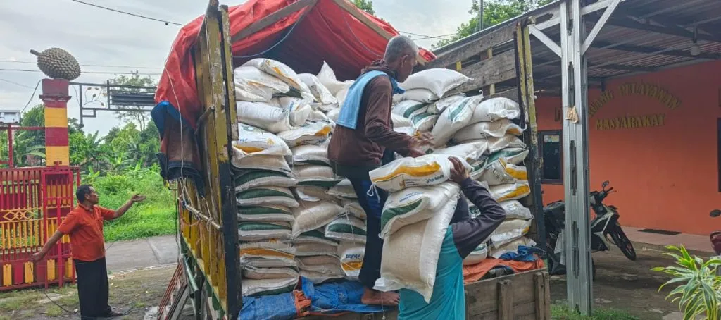62 Keluarga Penerima PKH di Desa Kalisalak Terima Bantuan 20 Kg Beras dan 4 Liter Minyak Goreng