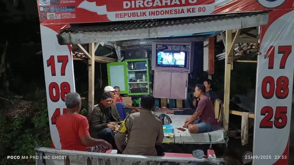 Pemdes Kalisalak dan Bhabinkamtibmas Sambangi Pos Kampling, Bagikan Kopi kepada Warga