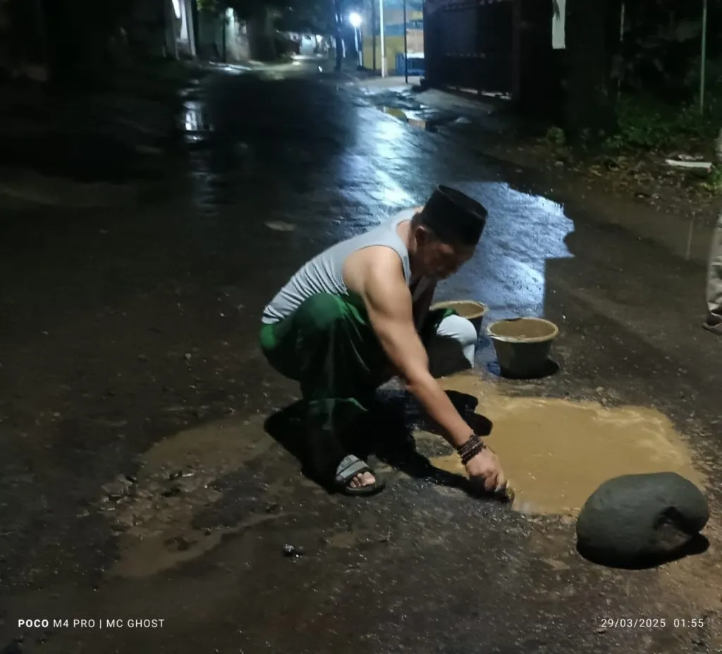 Jelang Mudik Lebaran, Sekdes Kalisalak Perbaiki Jalan Berlubang di Jalan Sindoro