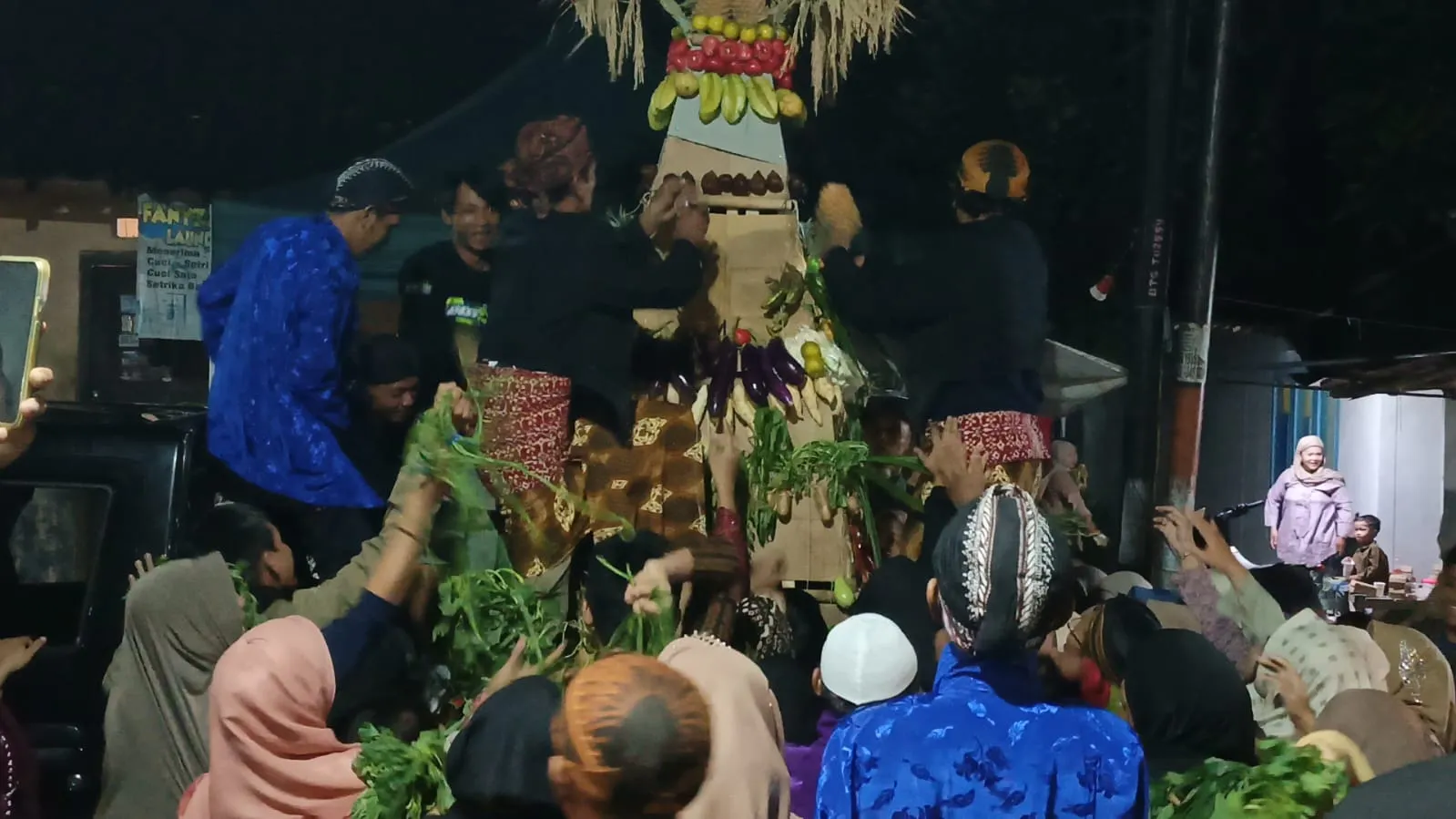 Sedekah Bumi Dukuh Sroni Desa Kalisalak Digelar Khidmat, Warga Arak Gunungan Hasil Bumi