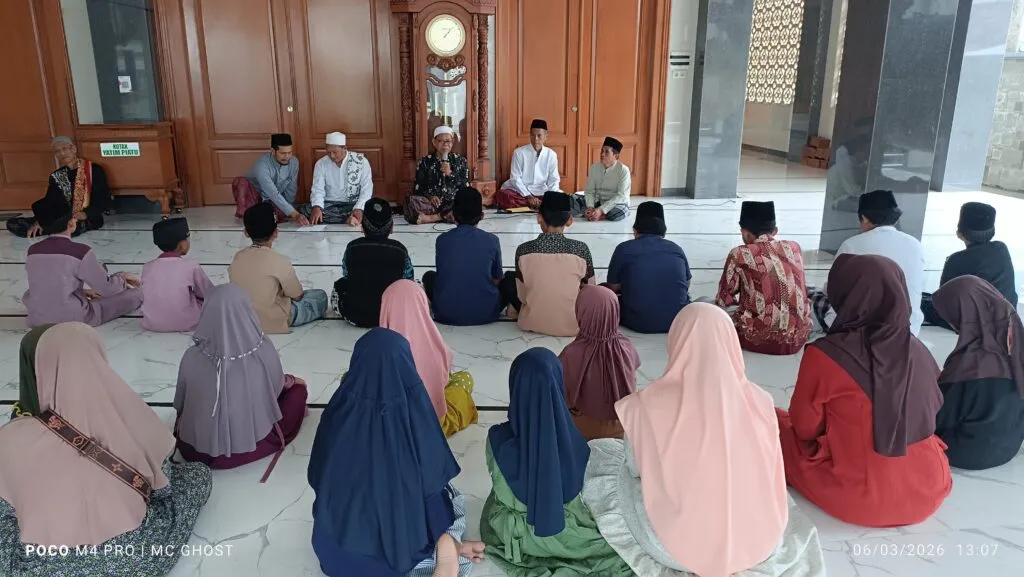 Santunan Ramadan di Masjid Jami’ Al Khikmah Kalisalak, 28 Anak Yatim Terima Bantuan